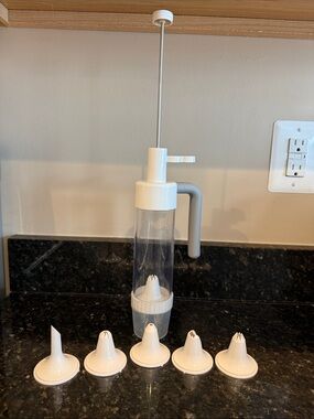 The Pampered Chef EASY ACCENT DECORATOR with Nozzles